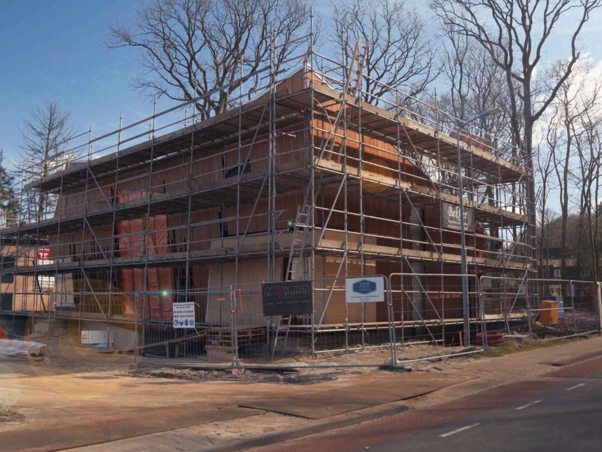 Aannemer van Opulix aan het werk op de steiger tijdens een premium bouwproject